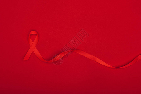 红色AIDS丝带的顶部视图背景图片