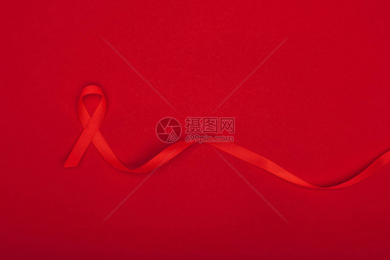 红色AIDS丝带的顶部视图图片