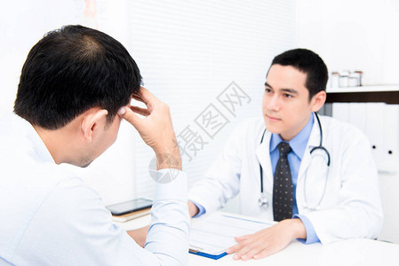 男病人在办公室中与医生进行图片