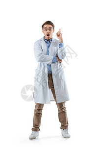穿着白大衣的年轻男化学家指向和有想法图片