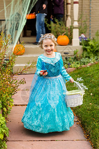 穿着公主服装的小女孩在万圣节上图片