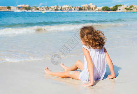 在海边晒日光浴的小女孩图片