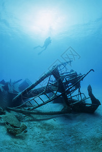 意大利地中海潜水员和沉船残骸背景图片