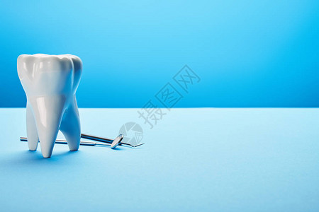以蓝背景安排的不育牙科镜探针图片