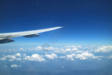 飞行时从飞机窗口看到空中机翼图片