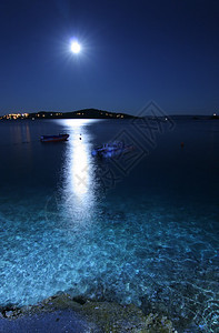 蓝色心情中的夜间海景图片