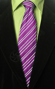 带紫色领带的商务男士西装的细节图片