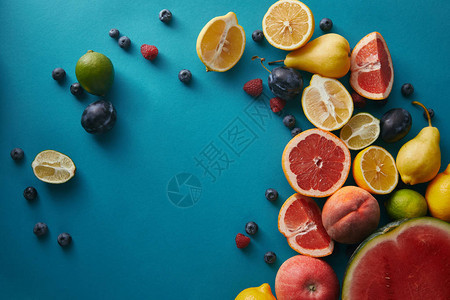 蓝色表面的成熟水果和浆果图片