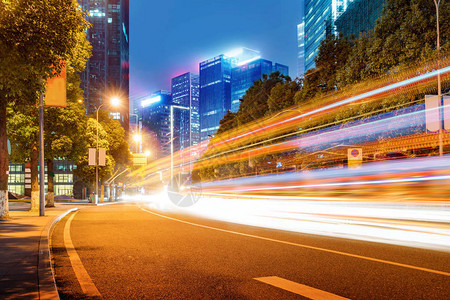 重庆市高楼汽车路过轻小路的繁密金融区图片