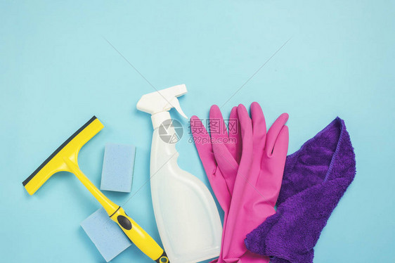 用于清洁的配件手套海绵用于清洁窗户的刮刀喷雾蓝色背景的餐巾图片