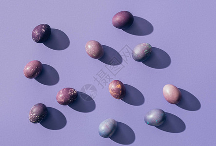 紫色背景复活节彩绘蛋图片