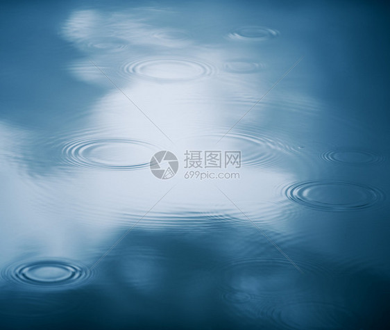 七月湖的第一滴雨图片