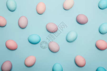 蓝色背景上复活节彩蛋的顶部视图图片