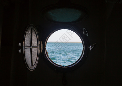 船上木墙上的舷窗图片