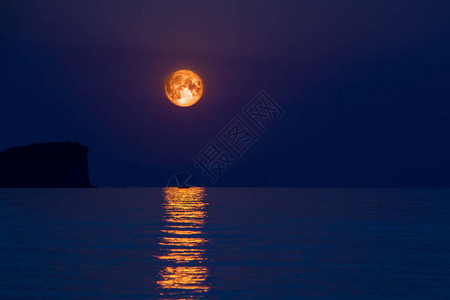 满月在海面上满月有闪光的抽象水和月光反图片