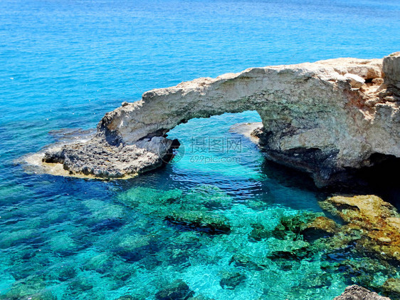 塞浦路斯岛海洋景观中地海边的岩图片