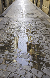 街上流着大水街道雨淋图片
