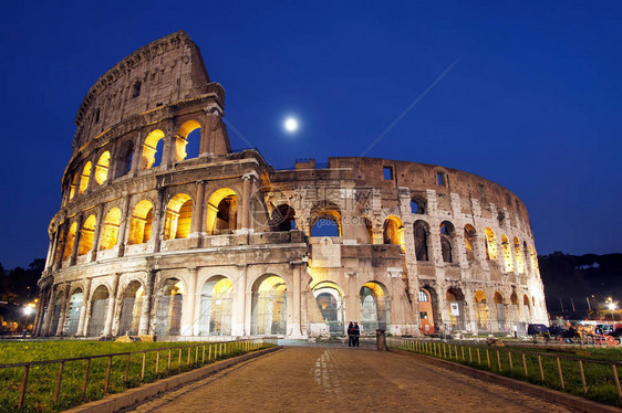 意大利罗马令人惊叹的斗兽场夜景图片