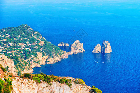 意大利卡普里岛Faraglioni悬崖和Tyrh图片