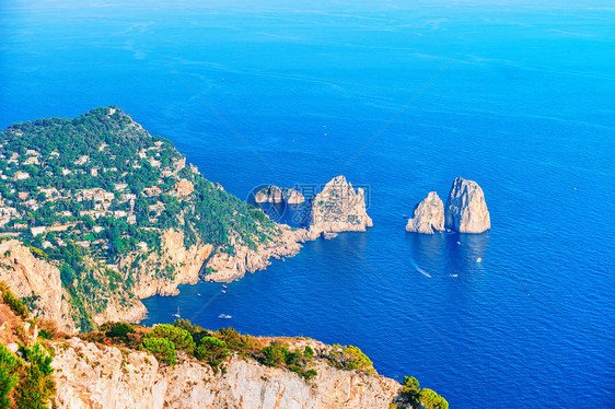 意大利卡普里岛Faraglioni悬崖和Tyrh图片