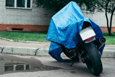 雨天停在院子里的有盖摩托车图片