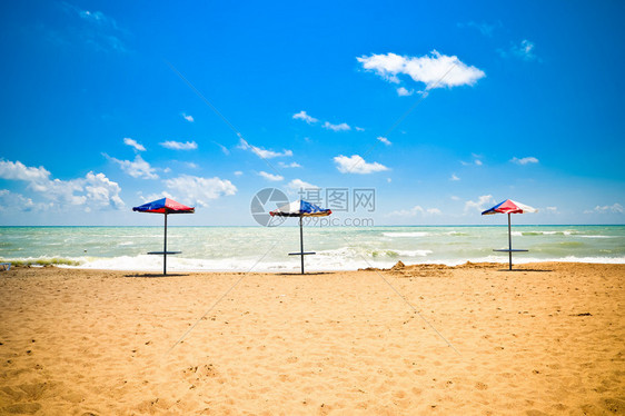 在黑海滩的沙滩伞图片