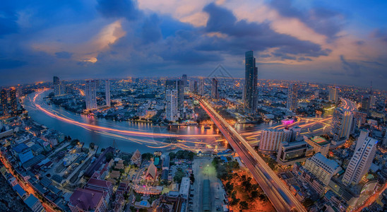 曼谷市夜间河景鸟瞰图片