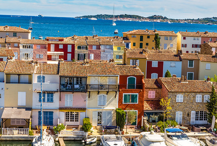 夏季日间法国格里莫港的多彩房屋和船轮在法国格图片
