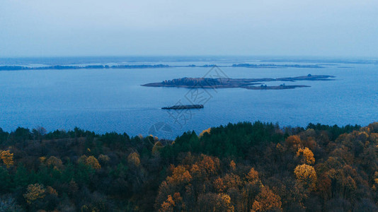 Dnieper河的一艘驳船空图片