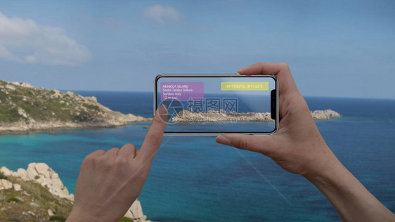 增强现实营销和旅行目的概念手持智能手机使用AR应用程序检查客户周围空间的信息撒丁岛意图片