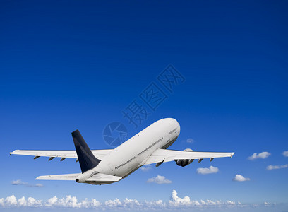 乘民用客机飞过深蓝天图片