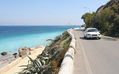 汽车在地中海沿岸的沿图片
