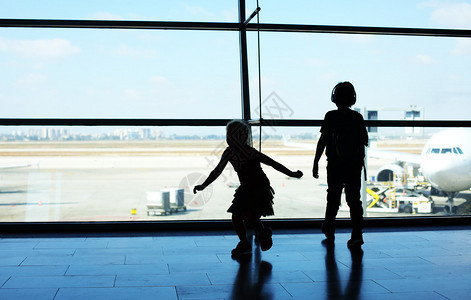 机场窗户前的两名孩子的休眠轮椅Sulho图片