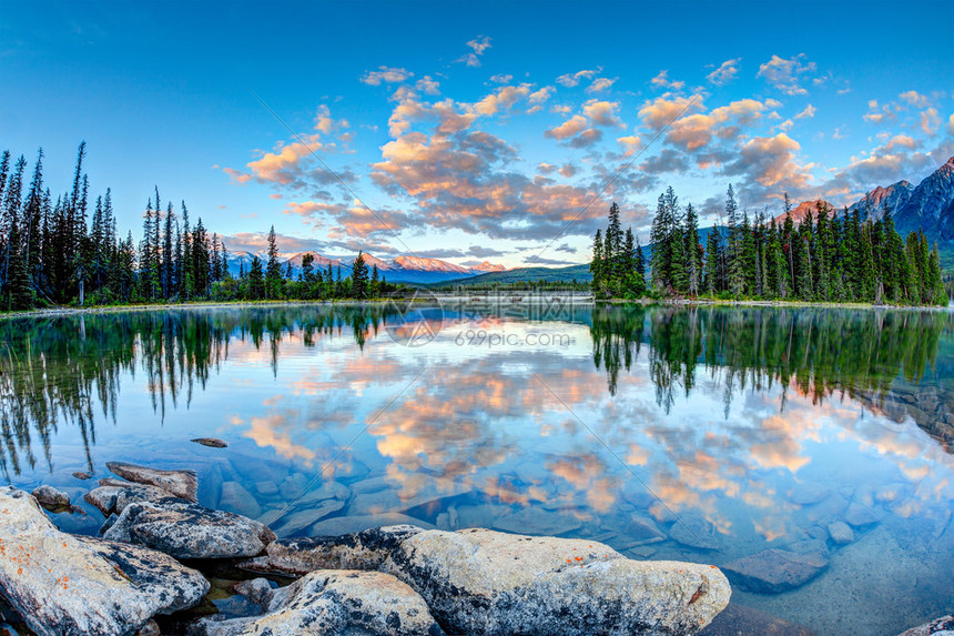 加拿大艾伯塔州贾斯珀公园金字塔湖的黄金日出第一眼云层反射图片