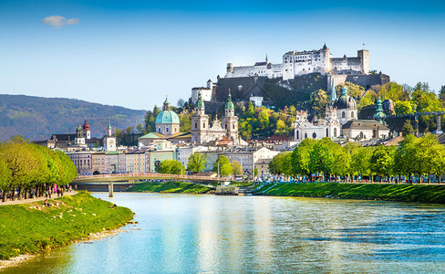 萨尔茨堡天际线的美丽景色与FestungHohensalzburg和Salzach河在夏天图片