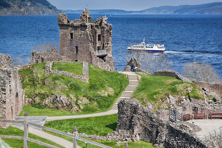 厄克哈特城堡的废墟对抗苏格兰图片