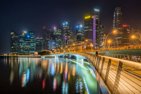 新加坡夜景新加坡中央商务区天际线蓝天和滨海湾的夜景新图片