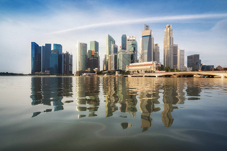 新加坡中央商务区的天际线蓝天和滨海湾的晨曦新加坡城市天际线新图片