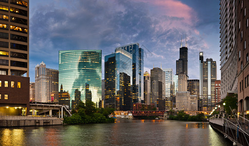 芝加哥市日落的戏剧景象在图片