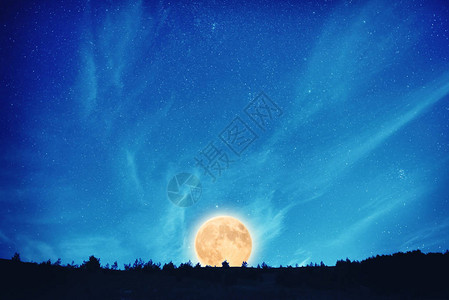 夜里满月升起在暗蓝的天空图片
