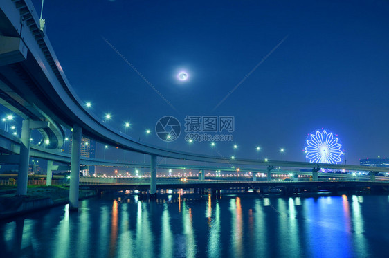 夜间在东京湾水域上横跨东京湾水的公路上挂起公路图片
