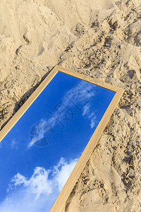 蓝色天空的反射镜在沙滩图片
