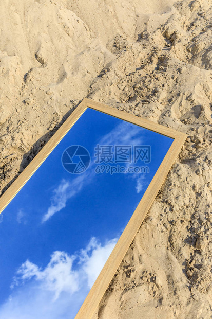 蓝色天空的反射镜在沙滩图片