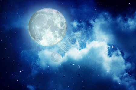 满月夜空在云中由美国航天局提图片