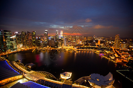 新加坡在夜里从玛丽娜湾酒图片