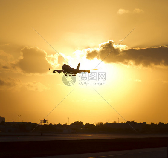 飞机在空中从长途跋涉到达降落场图片