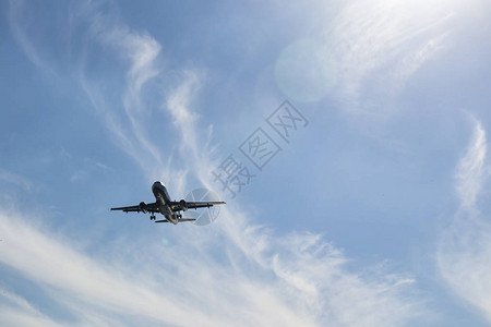 飞机和蓝天图片