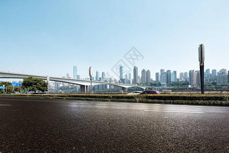 空旷的柏油路与蓝天下的重庆市容图片