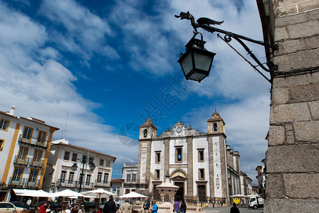 宝龙广场在葡萄牙埃沃拉与圣安东尼奥教堂和龙背景