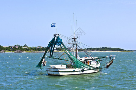 小渔船出海捕鱼图片